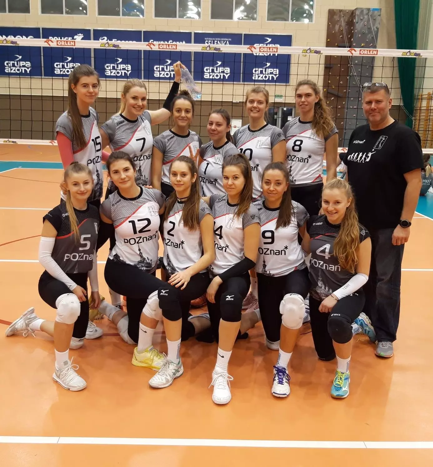 Siatkarki UKS ZSMS Poznań w swoich biało-czarnych strojach