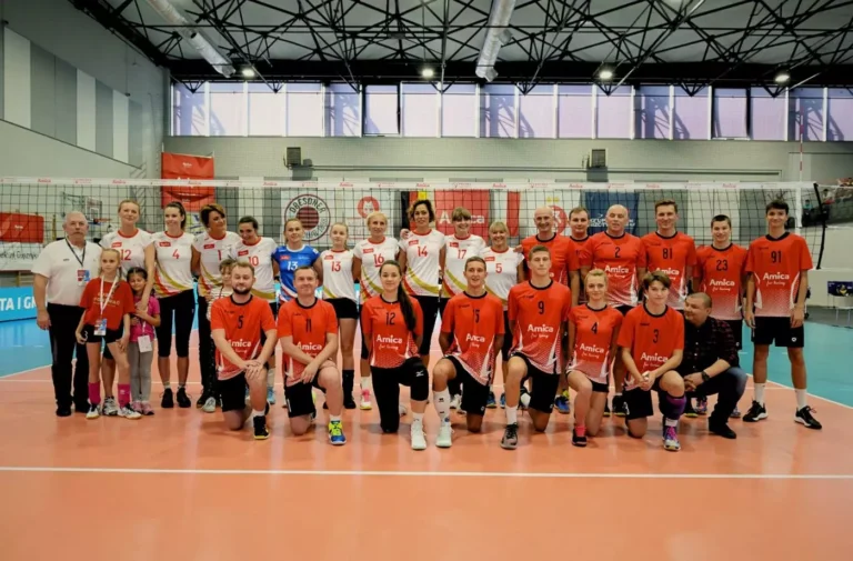 Damska i męska drużyna siatkarska prezentuje swoje stroje - Amica głównym sponsorem drużyny