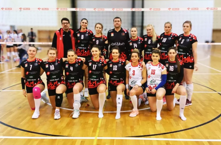 Siatkarki WTS KDBS Włocławek prezentujące koszulki Mirage