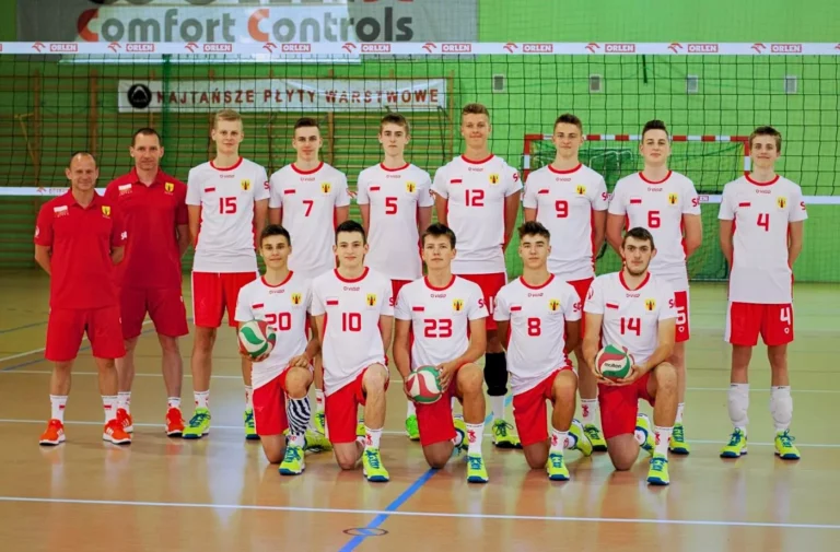 Zespół NTS Trójka Nakło w swoich biało-czerwonych strojach