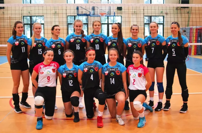 Dziewczęca drużyna siatkarska w swoich nowych strojach
