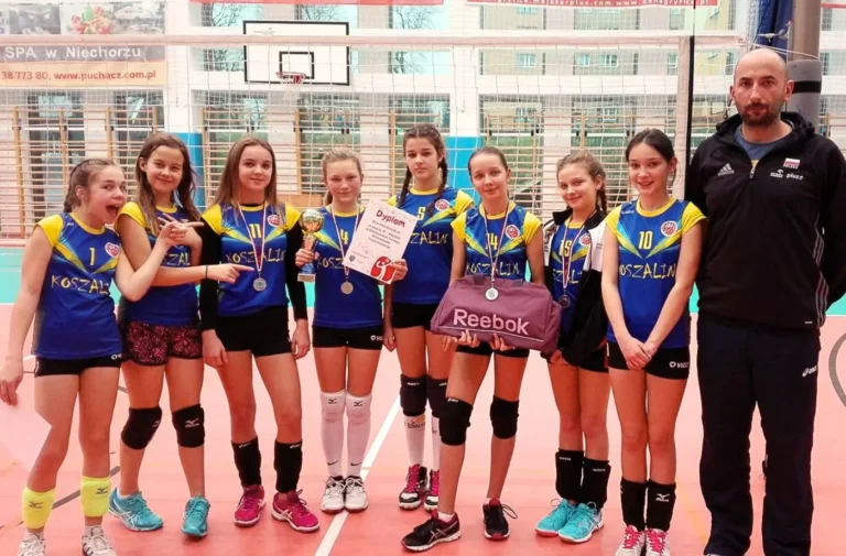 Stroje siatkarskie z nadrukiem dla dziewczęcej drużyny z Koszalina